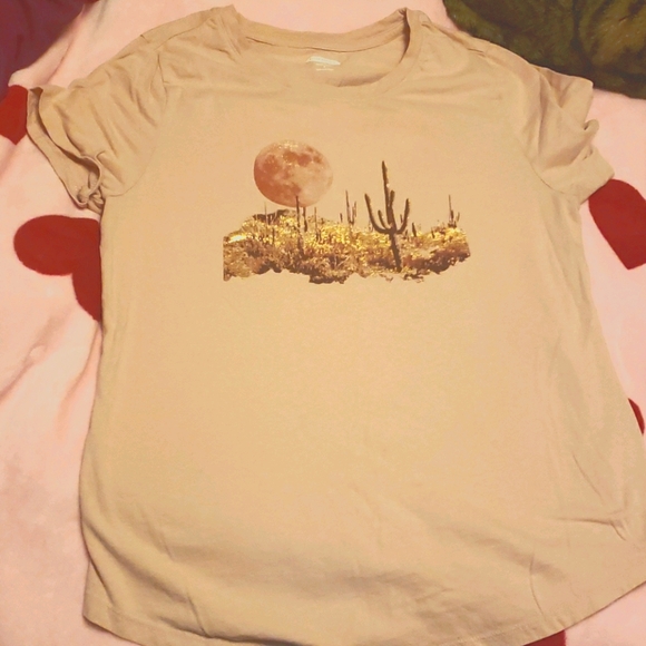 Old Navy Tops - LAST CHANCE! Old navy  graphic tee
